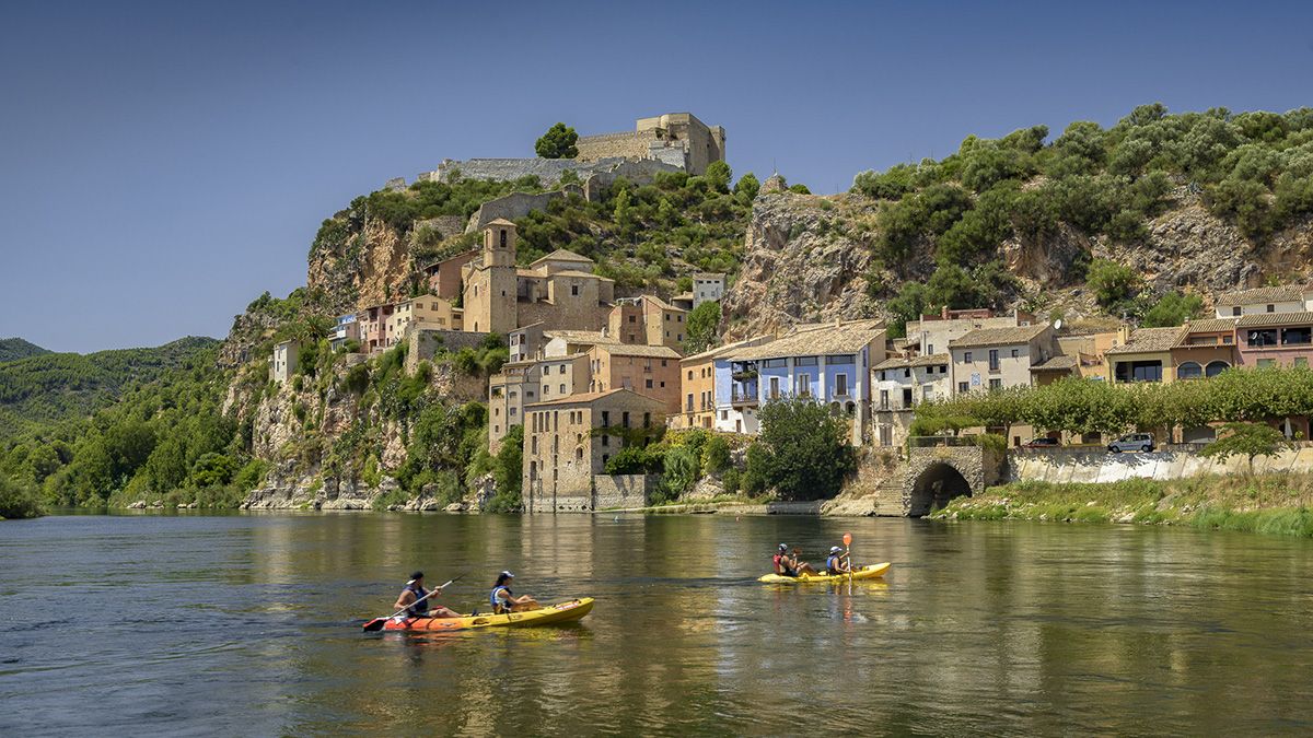 Kayak en el Ebro con el castillo templario de Miravet como telón de fondo