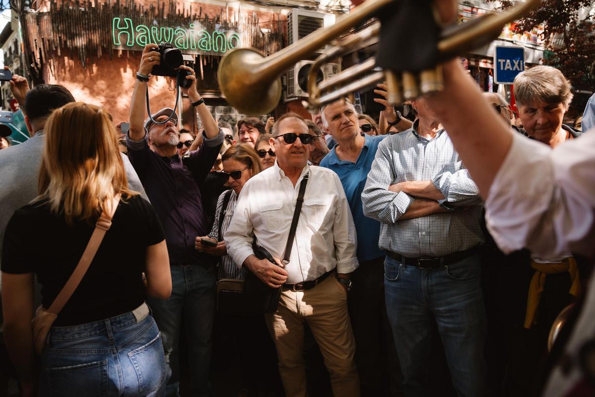 Inspirado en las 'marching bands' de Nueva Orleans, el cortejo fúnebre y festivo ha contado con amigos y clientes. Inspirado en las 'marching bands' de Nueva Orleans, el cortejo fúnebre y festivo ha contado con amigos y clientes.