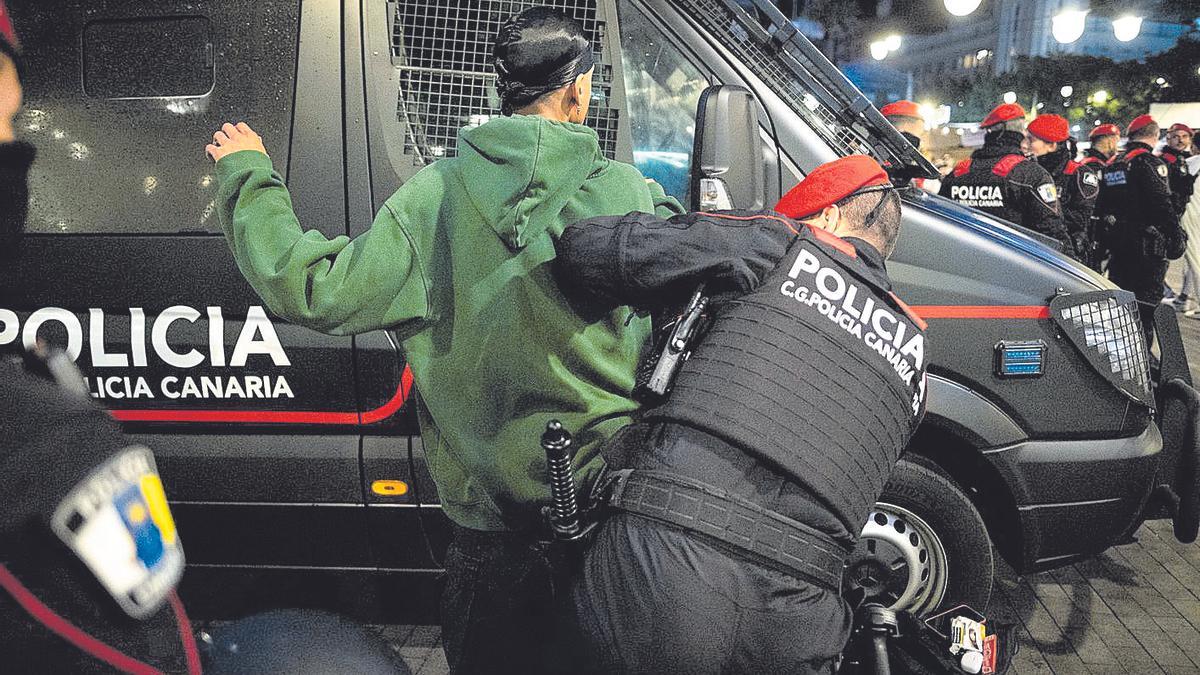 Redada de agentes de la Policía Canaria en los pasados carnavales de Santa Cruz de Tenerife.