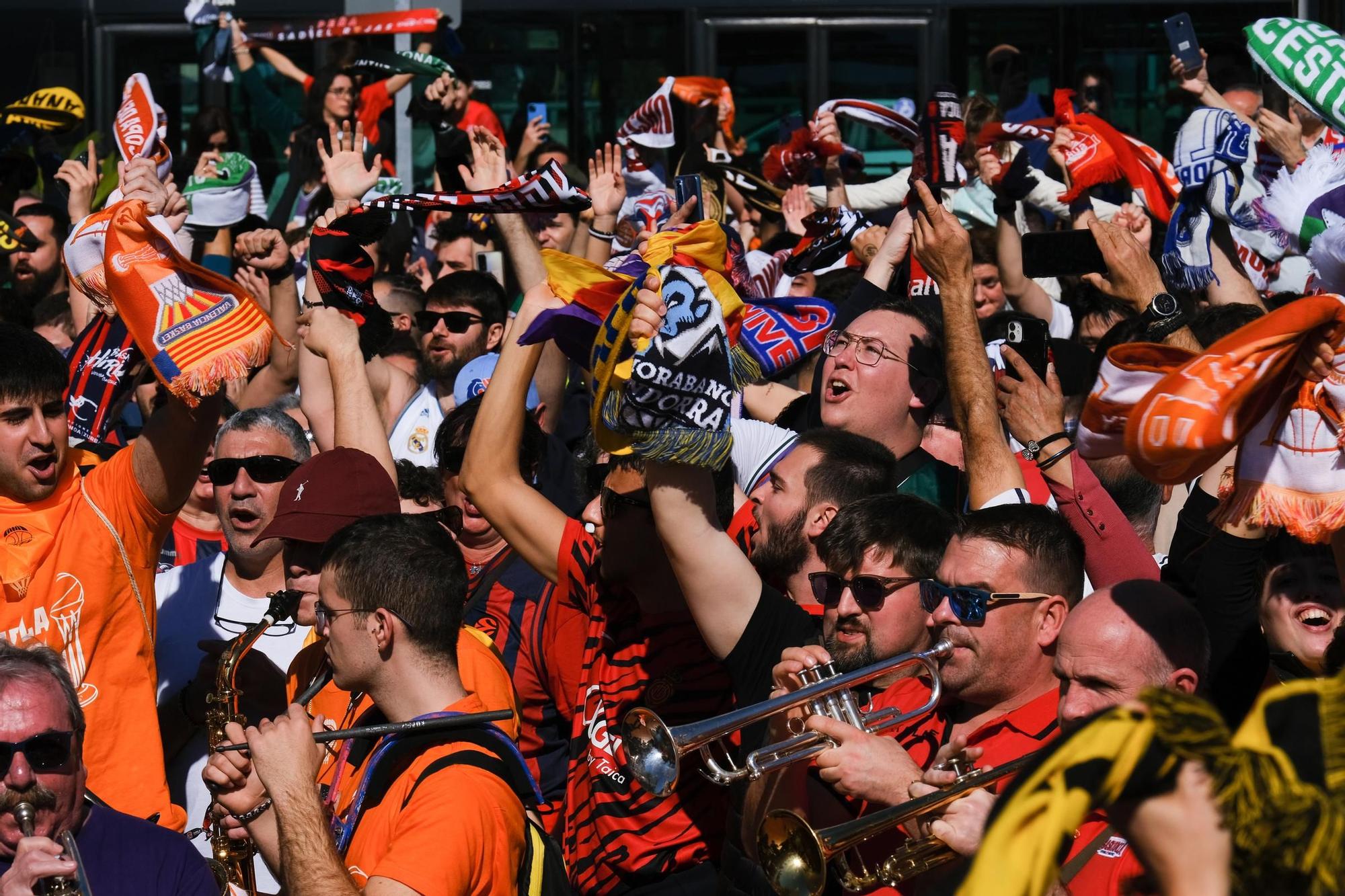 Las aficiones de la Copa del Rey tomaron el Centro este sábado, antes de las semifinales