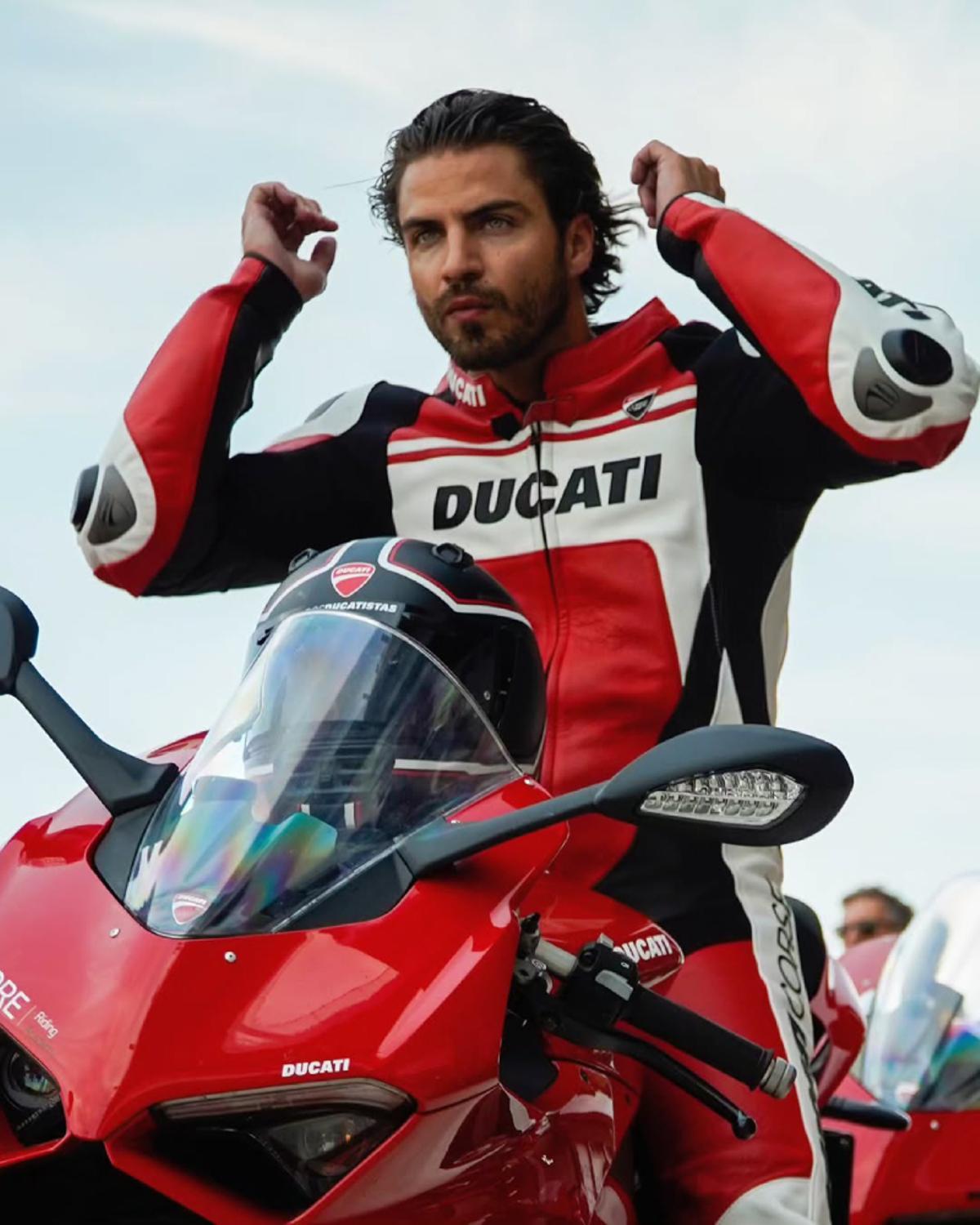 A Maxi Iglesias no solo le gustan las motos, también los aviones... y ahora los pilota.