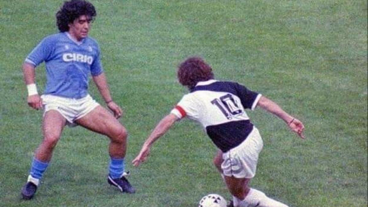 Maradona y Zico, en un partido de la Liga italiana