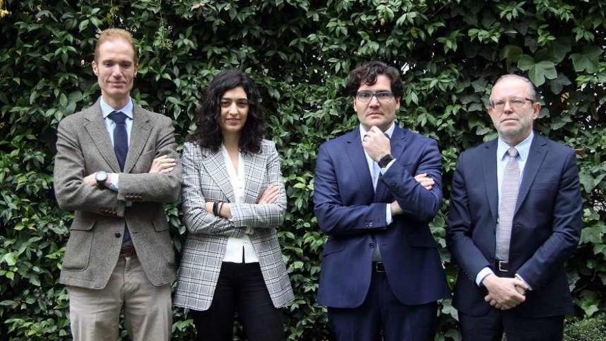 Por la izquierda, José Armando Tellado, director general de Capsa; Cristina Vilanova, directora científica de Darwin Bioprospecting; Javier Cuervo, director general del Instituto Español de Nutrición personalizada, y Luis Collado, director de la cátedra de Nutrición y Salud de la Universidad Complutense de Madrid.