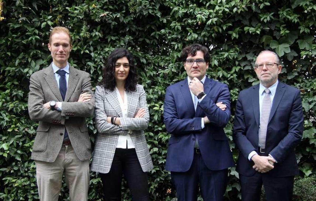 Por la izquierda, José Armando Tellado, director general de Capsa; Cristina Vilanova, directora científica de Darwin Bioprospecting; Javier Cuervo, director general del Instituto Español de Nutrición personalizada, y Luis Collado, director de la cátedra de Nutrición y Salud de la Universidad Complutense de Madrid.