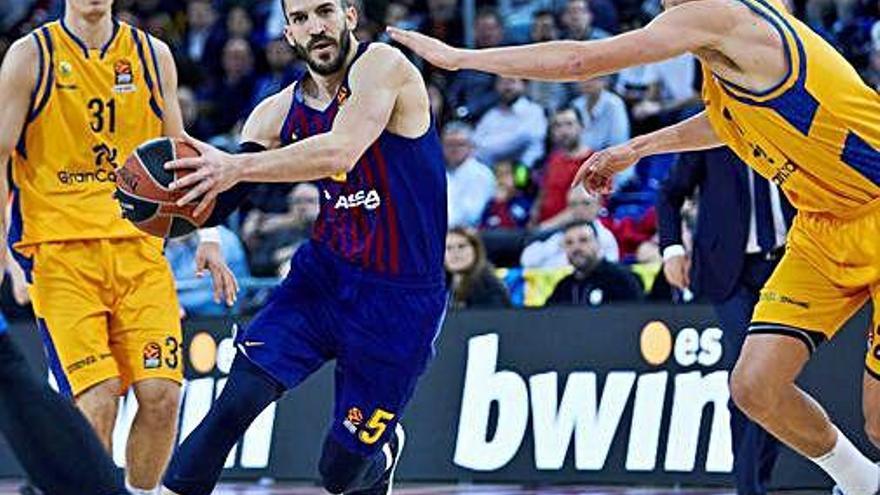 Oriol Paulí defensa una penetració del blaugrana Pau Ribas