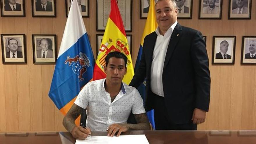 Araujo amplía su contrato y David García renueva