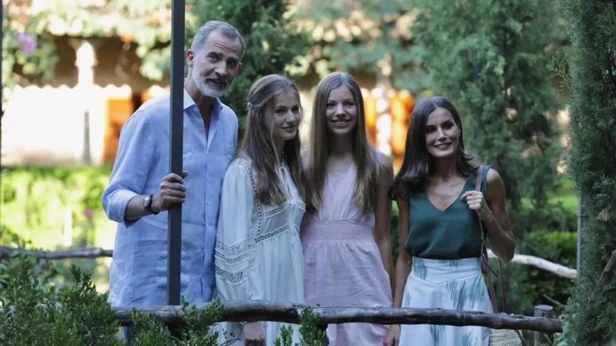 El Rey Felipe VI luciendo guayabera en una foto familiar de verano durante la visita a  la Cartuja de Valldemossa