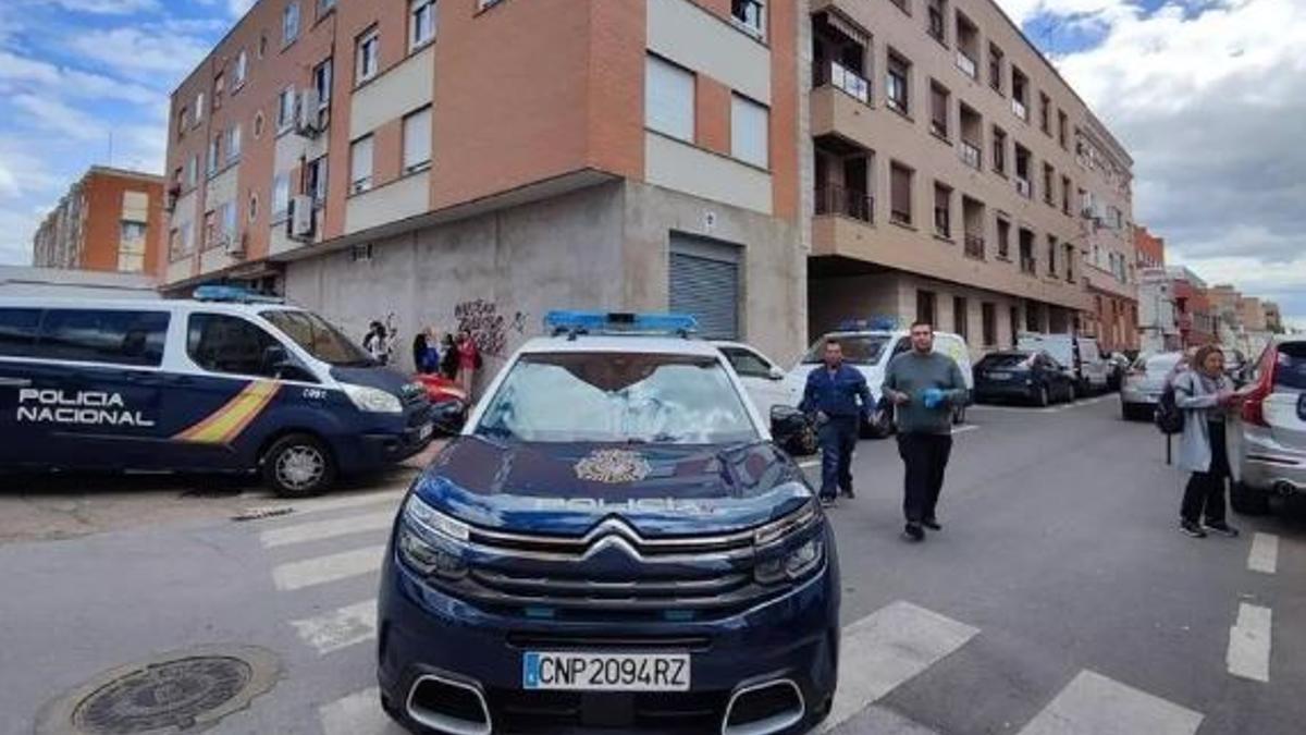 Efectius de la Policía Nacional al carrer América de  Badajoz