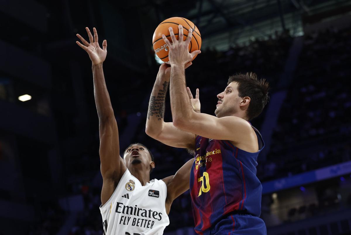 Nicolás Laprovittola lanza a canasta durante el clásico disputado en Madrid.