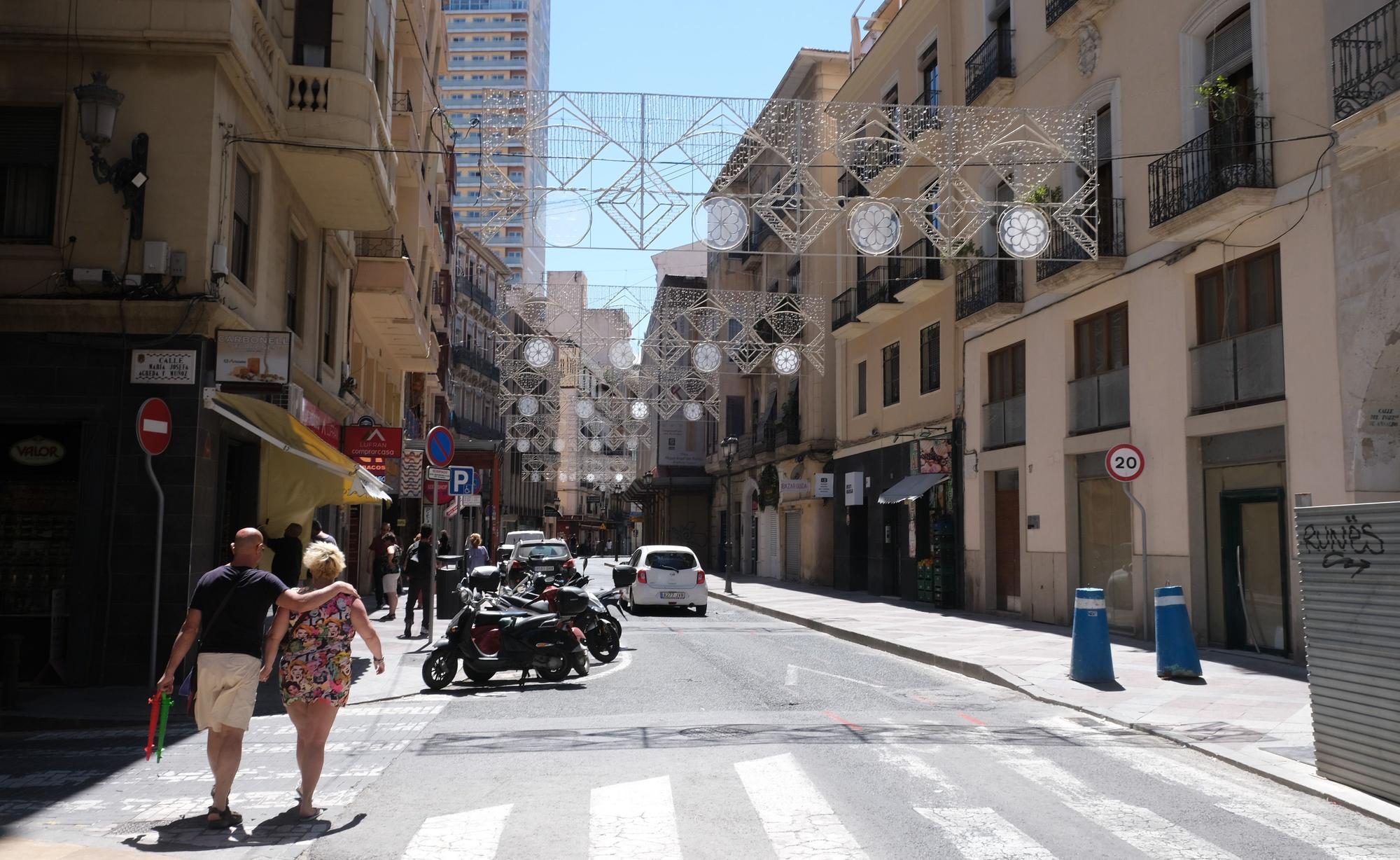 Instalan los arcos de Hogueras en el centro de Alicante