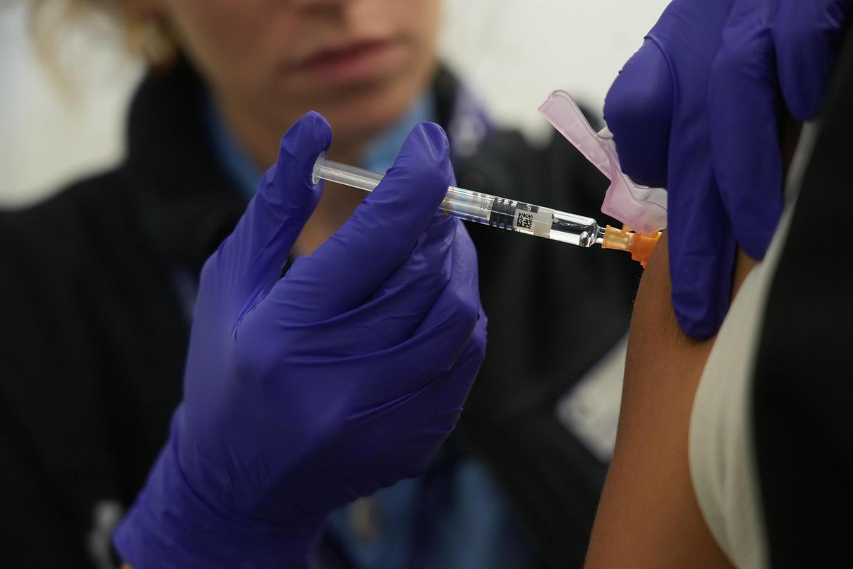 Una enfermera vacuna contra la gripe a un usuario.