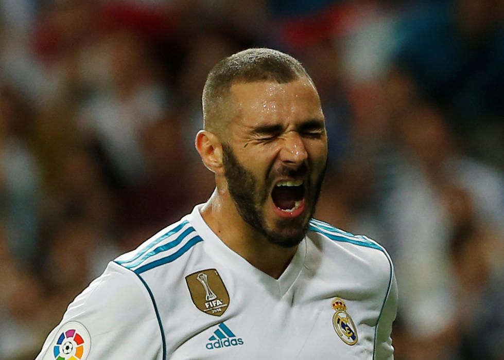 Instantes del partido disputado ayer entre el Valencia CF y el Real Madrid.