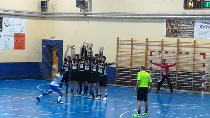 Un encuentro del Toscaf en la cancha del Cuatro Valles.