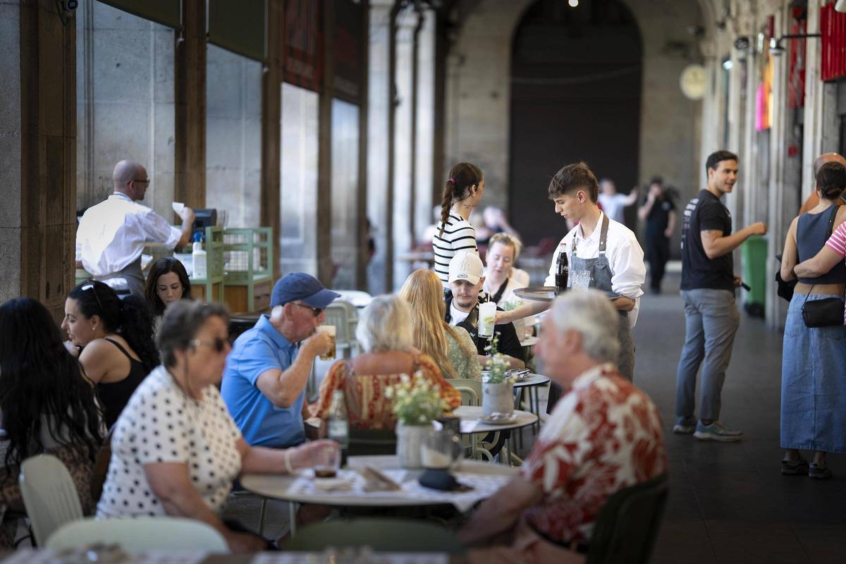 Un grupo de personas almuerza a altas horas de la tarde en una terraza de la Plaça Reial de Barcelona