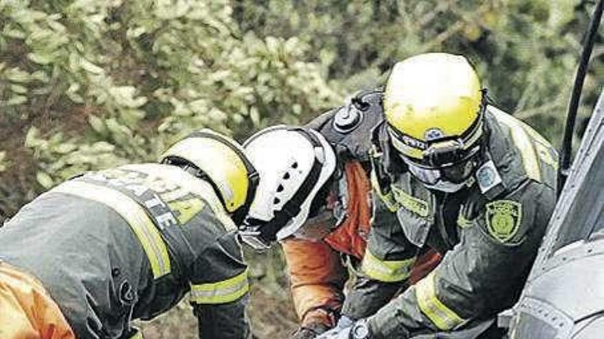 Dos momentos de las operaciones de rescate. // Efe