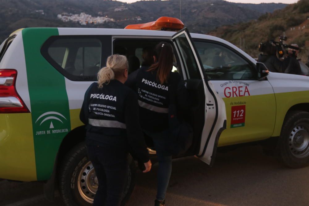 Dispositivo de rescate para el niño de dos años que ha caído por un pozo de 150 metros en Totalán.