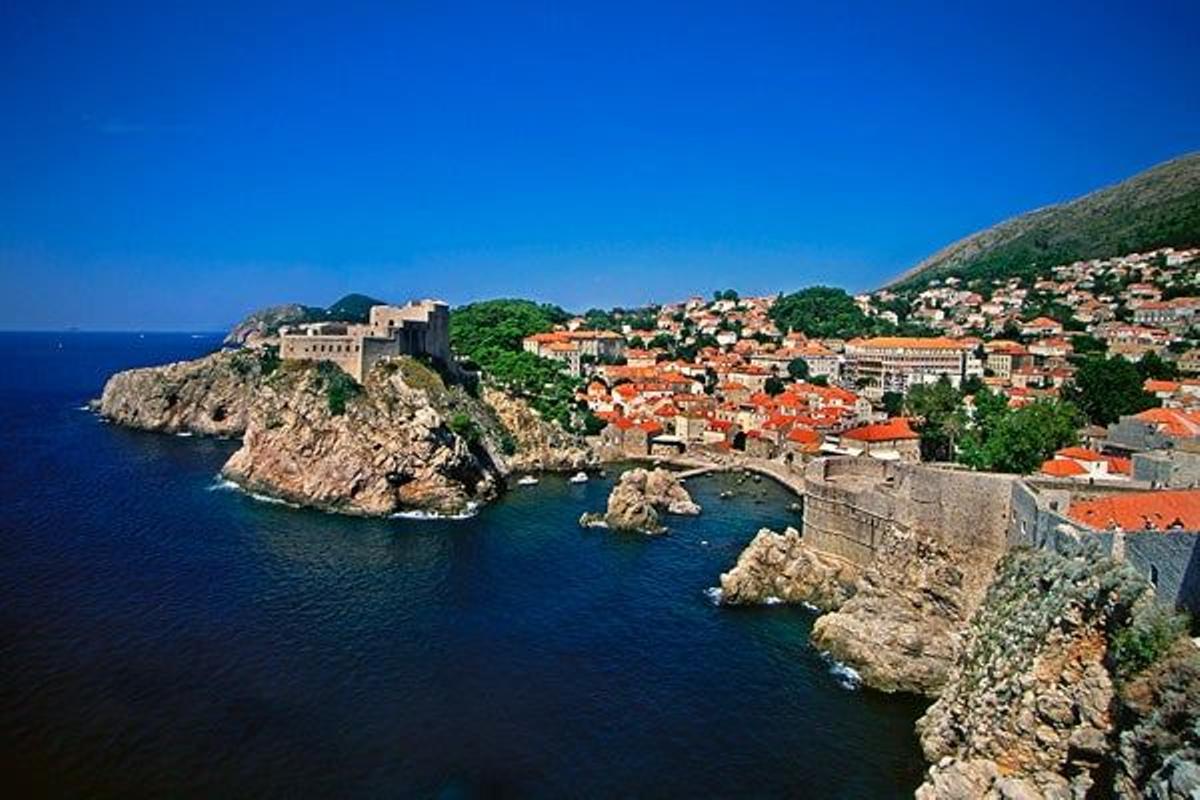 La línea de costa de Dubrovnik limita con el mar Adriático.