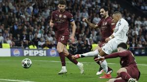 El delantero francés del Real Madrid, Kylian Mbappé, remata ante los defensores del Manchester City, en la Champions del año pasado.