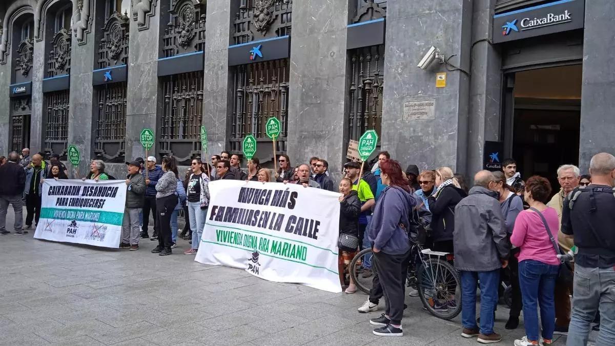 Manifestantes de la PAH a las puertas de la entidad bancaria de la calle del Coso con Don Jaime I.