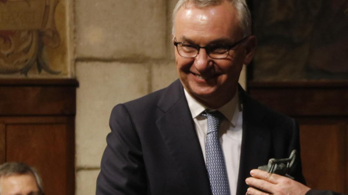 Josep Baselga rebent el Premi Internacional de Catalunya.