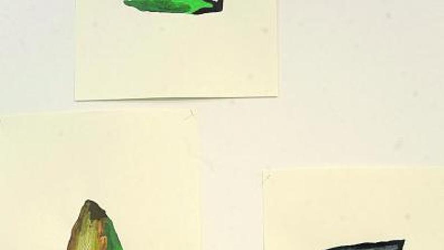 A la izquierda, detalle de la muestra de Sáez Pradas en la sala Lola Orato; a la derecha, la exposición colectiva de Vértice.