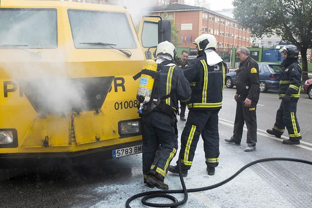 Bomberos trabajan en la extinción de un incendio en un camión blindado