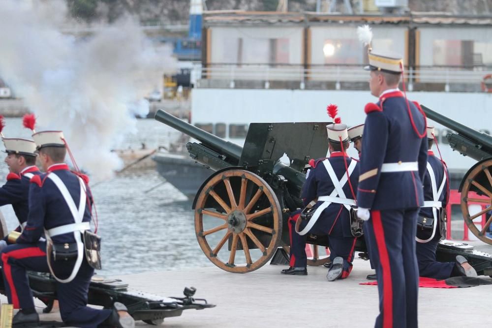 Honores a la bandera en el puerto