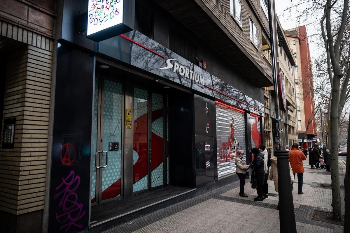 Tres ladrones atracaron el salón de juego 'Sportium' en la avenida América, este lunes por la noche.