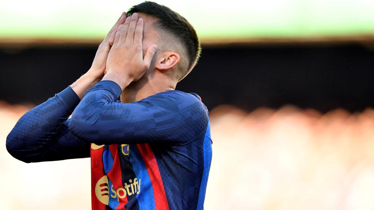 Ferran Torres se lamenta de una ocasión fallada en el derbi del Camp Nou.