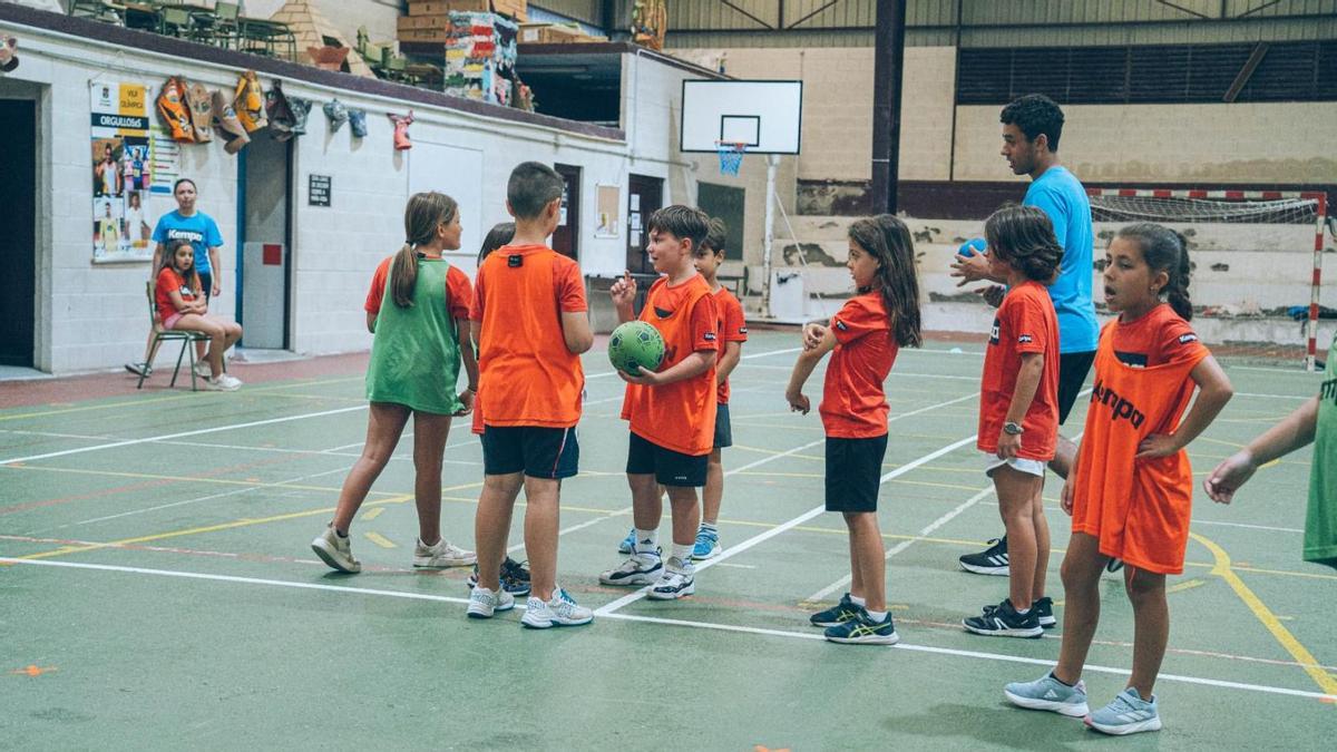 Una actividad de las escuelas del Balonmán Cangas del año pasado.