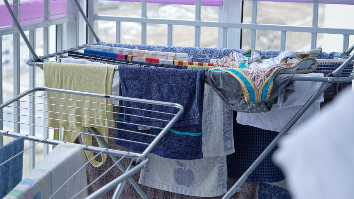 El truco para secar la ropa en casa si está lloviendo en el exterior 