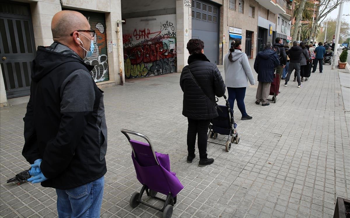 Colas en un supermercado de la calle de Pujades de Barcelona.