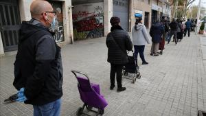 Colas en un supermercado de la calle de Pujades de Barcelona.