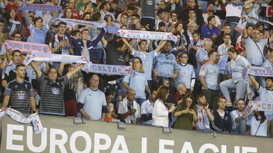 La afición del Celta, apoyando al equipo en competición europea durante la visita del Ajax a Vigo. // R. Grobas