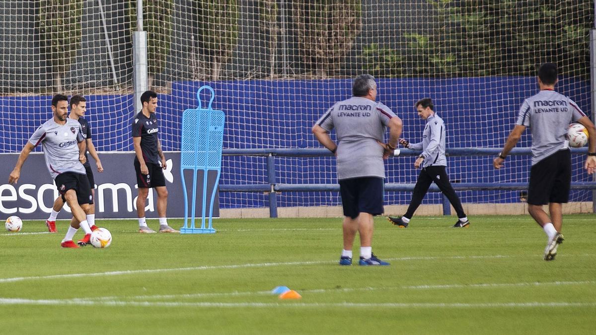 Los ayudantes de 
Pereira ya trabajan
en Buñol.  germán caballero