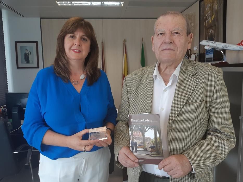 José Antonio Sierra entregó hace unos días a Rosa Sánchez, delegada municipal de Turismo, un obsequio de la alcaldesa de Derry para el Ayuntamiento de Málaga.