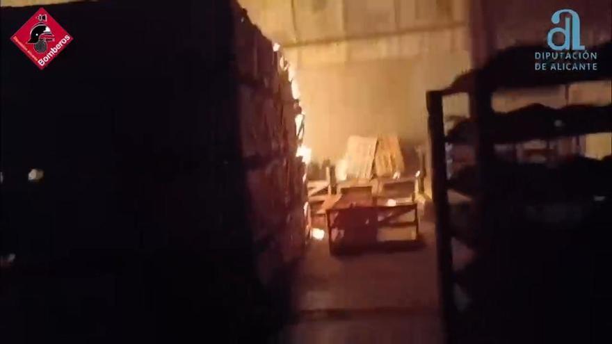 Extinguido el incendio en la fábrica de tejas La Escandella de Agost