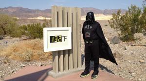 Jonathan Rice com Darth Vader durant la seva carrera d’una milla (1.500 metres) per la ’Vall de la Mort’.