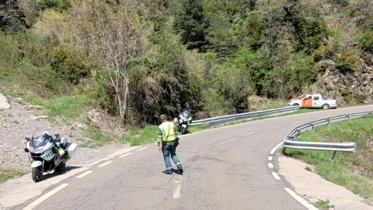 Control de carretera tras un accidente de moto en una carretera de Huesca.