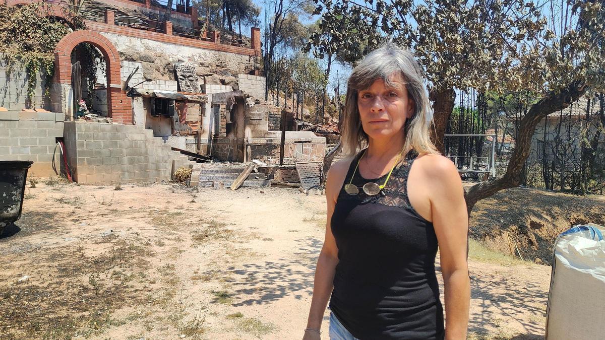 La Maria Martín davant el què queda de casa seva a les Garrigues de la Pobla de Claramunt