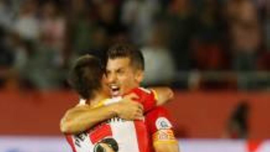 Granell i Pons s&#039;abracen després del gol contra el Màlaga.