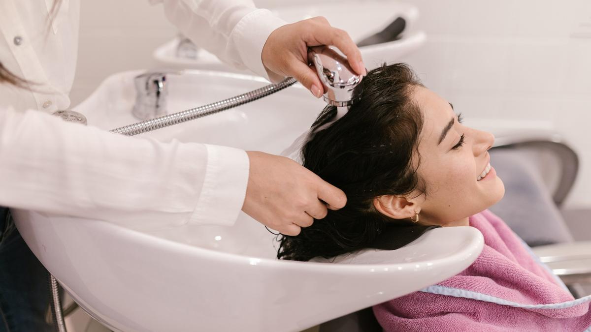 Una mujer en una peluquería Una mujer en una peluquería