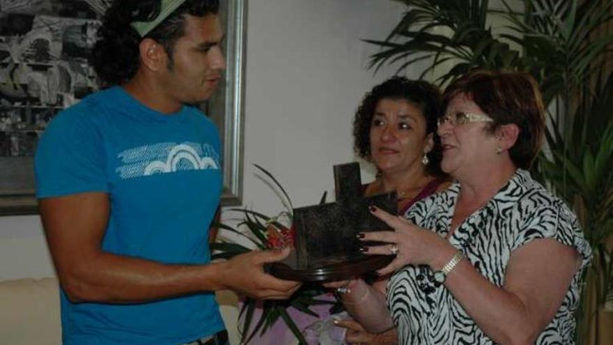 Hugo Ortiz y Teresa Martínez, junto a la alcaldesa veleña.