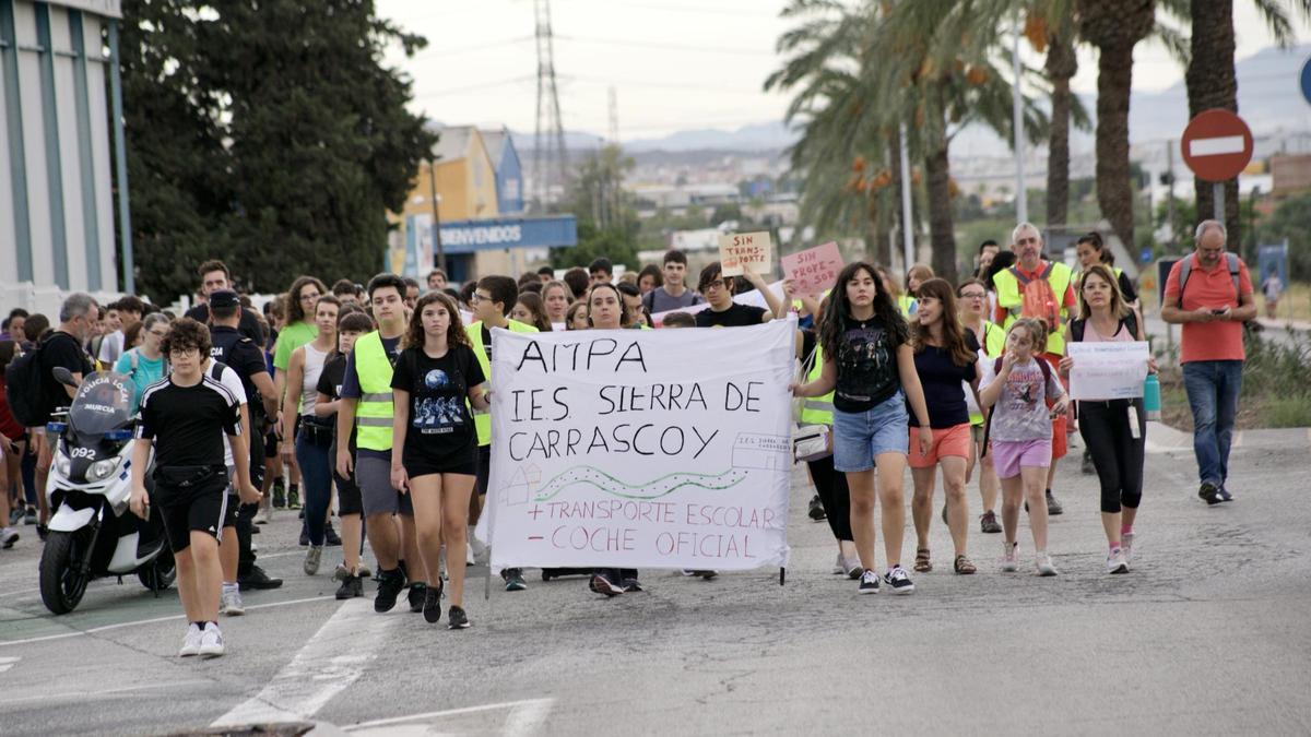 La protesta por la falta de transporte escolar recorrió 3 kilómetros a pie en El Palmar