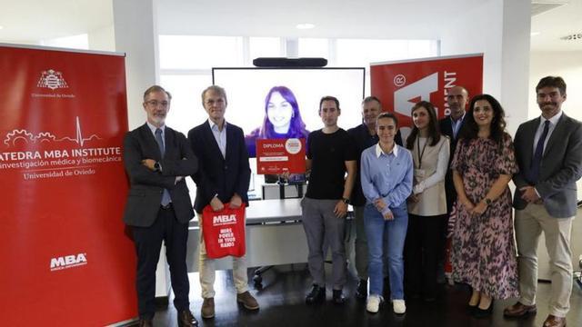 Por la izquierda, Carlos Pinto, Alfredo Álvarez, Ana Álvarez (en la pantalla), Jorge Roces, Santiago Fernández, Andrea Ariznavarreta, María Rabanal, Joaquín González, Verónica Cañal y Pablo Roza, ayer, en la sede de MBA. | Ángel González