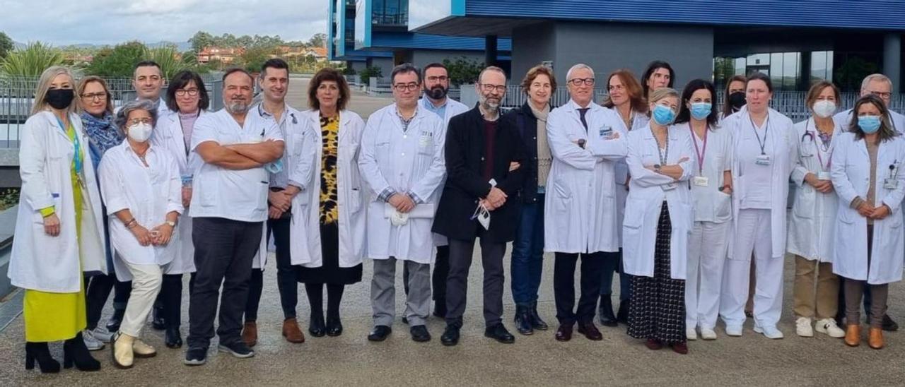 El gerente Francisco Javier Puente, junto con jefes de servicio del Cunqueiro.