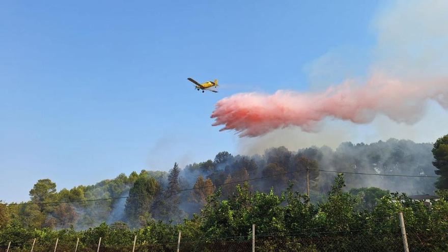 Un incendio forestal moviliza seis medios aéreos en Xàtiva