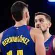 Willy Hernangómez, junto a Tomas Satoransky