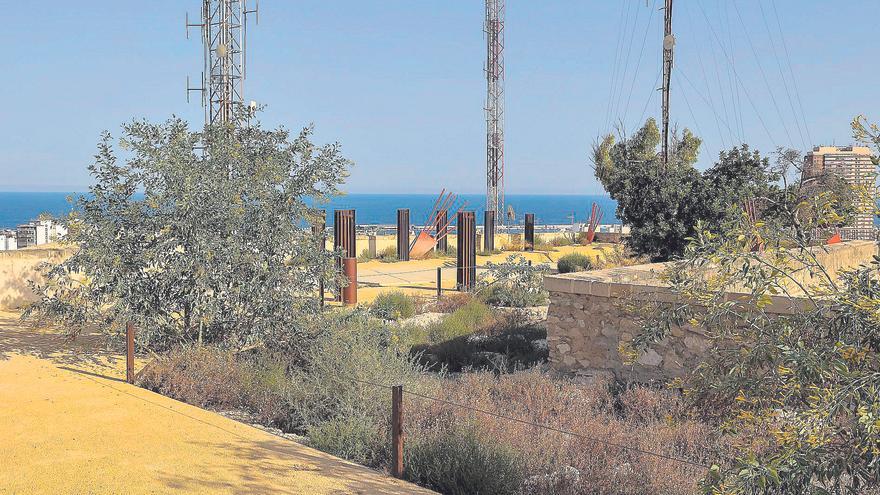 Los matorrales invaden desde hace meses las cañoneras y otras zonas del castillo de San Fernando