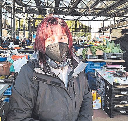 La paradista figuerenca Lídia Guilla, de 56 anys, afirma: «No hem notat la vinguda de nous clients. Ens ve la gent de sempre, la que ve des de fa molts anys»